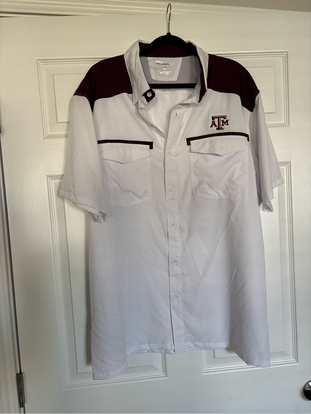 Men’s Texas A&M Short Sleeve Logo Button-Up Shirt in Maroon and White